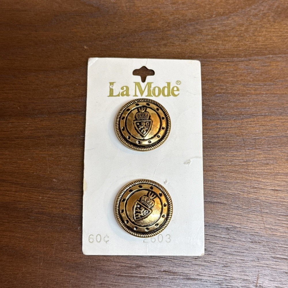 La Mode Vintage Gold Tone Lion Crest Buttons Size 36 / 7/8" / 2 Buttons